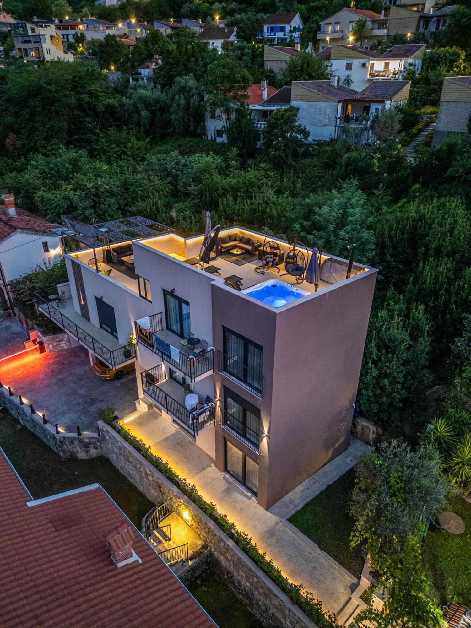 Marea Deluxe Apartment *